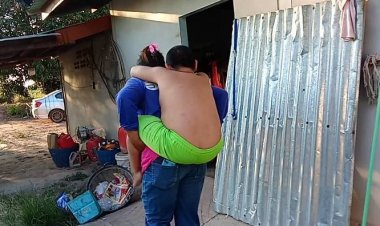 สู้เพื่อลูก!พ่อแม่หาเงินเลี้ยงลูกพิการ 2 คน อยากกินเนื้อสัตว์แต่ได้กินปลากระป๋อง