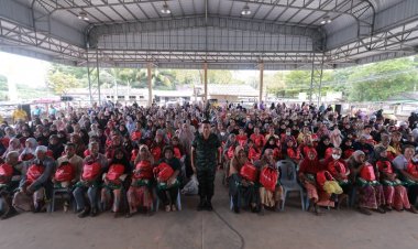 มทภ.4 นำคณะลงพื้นที่มอบถุงยังชีพช่วยบรรเทาทุกข์ผู้ประสบภัยน้ำท่วมนราธิวาส