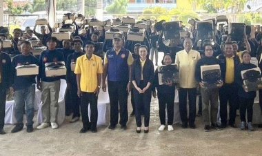 เลขา รมว.มหาดไทยมอบชุด ชรบ.สร้างขวัญกำลังใจให้แก่ชรบ. ตำบลละเอาะ