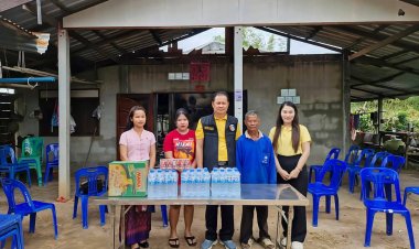 ไม่นิ่งดูดาย.!พัฒาชุมชน.ยางชุมน้อยลงพื้นที่ซับน้ำตามเหยื่อไฟไหม้บ้าน