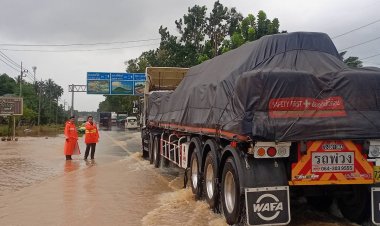 ชุมพรน้ำเริ่มลดแต่รถติดสะสมยาวเกือบ20กม.จนท.เร่งระบายแล้ว