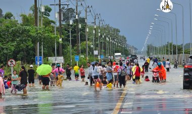 ฝนตกหนัก น้ำป่าทะลักท่วมเมืองนครศรีธรรมราชแล้ว รถเล็กผ่านไม่ได้