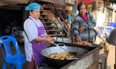 ขนมป๋องสูตรตำนานย่าทวด ขายดีรับลมหนาวทำรายได้วันละกว่า 2 พันบาท