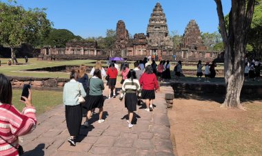 นักท่องเที่ยวไทยและต่างชาติแห่เที่ยวปราสาทหินพิมายสัมผัสลมหนาวคึกคัก