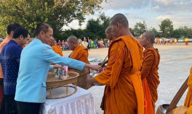 ชาวยางชุมน้อยพร้อมใจ“นุ่งผ้าไทย ใส่บาตร”สืบสานประเพณีอันดีงามของท้องถิ่น