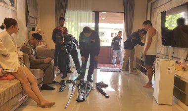 ตำรวจบุกทลายคลังแสงกลางหมู่บ้านหรูย่านปทุมฯยึดของกลางเพียบ