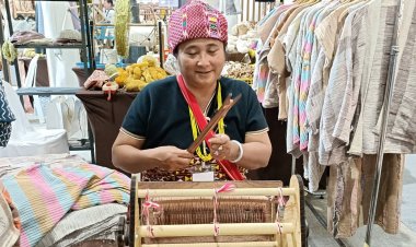 “ยุวดี” ชาวปกาเกอะญอ ห้วยช้างคำรวมตัว “ทอผ้า” ขายรายได้ดี