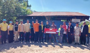 นายอำเภอยางชุมน้อยนำคณะไปมอบเงินเยียวยาซับน้ำตาเหยื่อไฟไหม้วอด