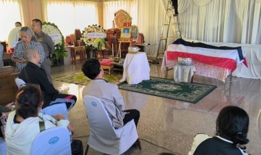 สุดโศกเศร้า! ตั้งศพ ตร.โคราช ถูกชนขณะพาเด็กข้ามถนน ‘ลูกสาว’กอดหมวกคู่ใจพ่อร่ำไห้