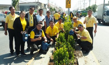 ทต.บางปูจัดกิจกรรมปลูกต้นไม้บนเกาะกลางถนนให้เป็นพื้นที่สีเขียว