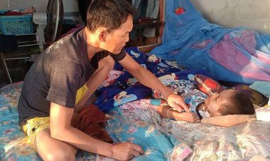 แห่ชื่นชม!คุณพ่อเลี้ยงเดี่ยวดูแลลูกชายป่วยติดเตียงถูกกระบะเฉี่ยวชนรถจักรยานยนต์