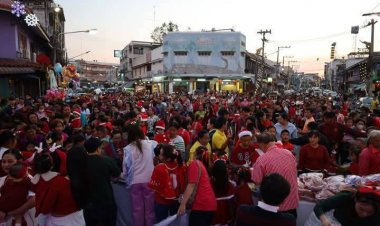 ควันหลงคริสต์มาส!"ซาบีดา"รมช.มหาดไทยมอบของขวัญตุ๊กตาให้เด็กๆอุทัยธานี