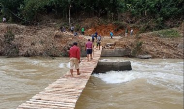 ฝนถล่มนบพิตำสะพานไม้ชั่วคราวเพิ่งสร้างเสร็จ 6 วันหายไปกับสายน้ำเชี่ยว