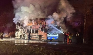 หนีตายระทึก!ไฟไหม้รถทัวร์สายกรุงเทพ-เชียงใหม่ ทั้งคัน