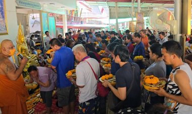 นับพันแห่อาบน้ำมนต์กับพระอ.เอ้เอาสิ่งไม่ดีออกเริ่มต้นรับปีใหม่