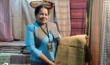 “ลำดวน“ ปลื้มผ้าไหมขิดโพธิ์ค้ำ ขายงานศิลปะ โชว์ลวดลายเล่าเรื่องผ่านกาลเวลา