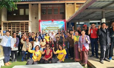 ชาวชุมชนสระโบราณ สุรินทร์ มอบสิ่งของโต๊ะหินอ่อนฯสนับสนุนให้ศูนย์สุขภาพชุมชน