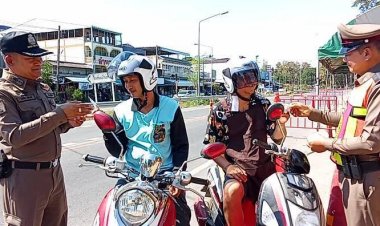 ปชช.ถูกใจ!ผกก.ลานสัก แจกพระขุนแผน 109 องค์-หมอกกันน็อคอีก50ใบของขวัญปีใหม่