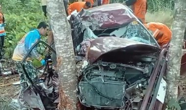 เก๋งเฉี่ยวชนรถตู้เสียหลักพุ่งอัดต้นไม้ยับดับ 3 ศพคาซากรถ