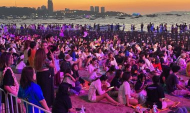 นักท่องเที่ยวนับหมื่นแน่นชายหาดร่วมงาน "Pattaya Countdown 2025"