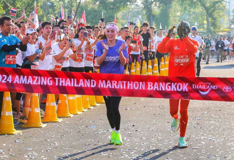 สมเด็จพระนางเจ้าฯพระบรมราชินี ทรงร่วมกิจกรรมวิ่ง Amazing thailandฯ