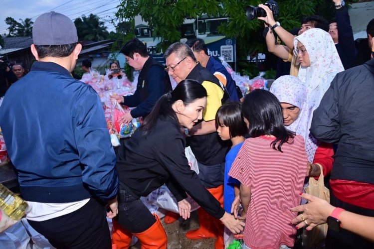 ลุยน้ำท่วมช่วยเหลือเกษตรกรผู้ประสบอุทกภัย ชุมชนยะกัง จ.นราธิวาส