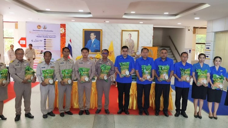 สภาเกษตรกรแห่งชาติ-สภาเกษตรกรจังหวัดศรีสะเกษร่วมใจภักดิ์ถวายความจงรักภักดีน้อมเกล้าถวายข้าวสาร