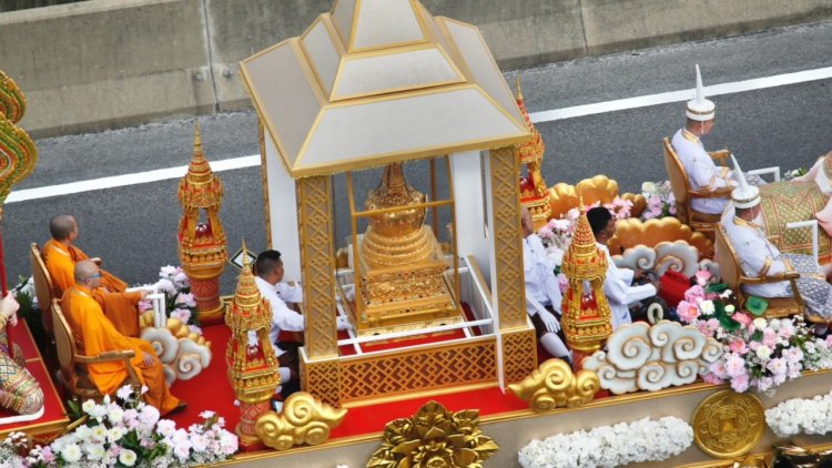อัญเชิญพระเขี้ยวแก้วขึ้นประดิษฐานบนมณฑปท้องสนามหลวง
