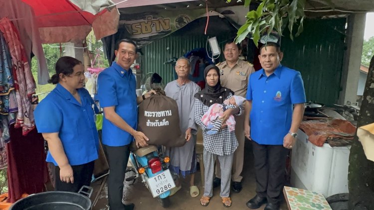 มูลนิธิราชประชานุเคราะห์ฯ เชิญถุงยังชีพพระราชทาน มอบแก่ราษฎรผู้ประสบอุทกภัยบ้านปูโป๊ะ