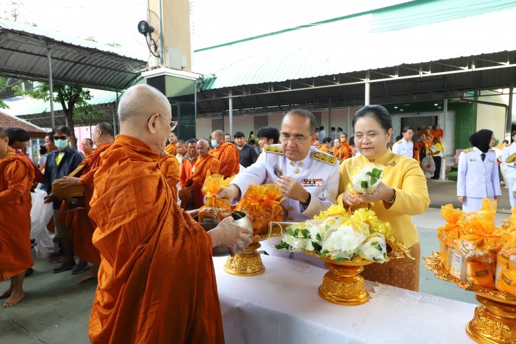 ปทุมธานีพร้อมใจเจริญพระพุทธมนต์ทำบุญตักบาตร ถวายพระราชกุศลเนื่องในวันพ่อแห่งชาติ