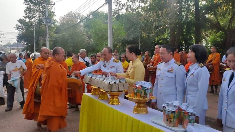 พสกนิกรทุกหมู่เหล่า อำเภอกันทรลักษ์ทำบุญตักบาตรเนื่องในวันพ่อแห่งชาติ