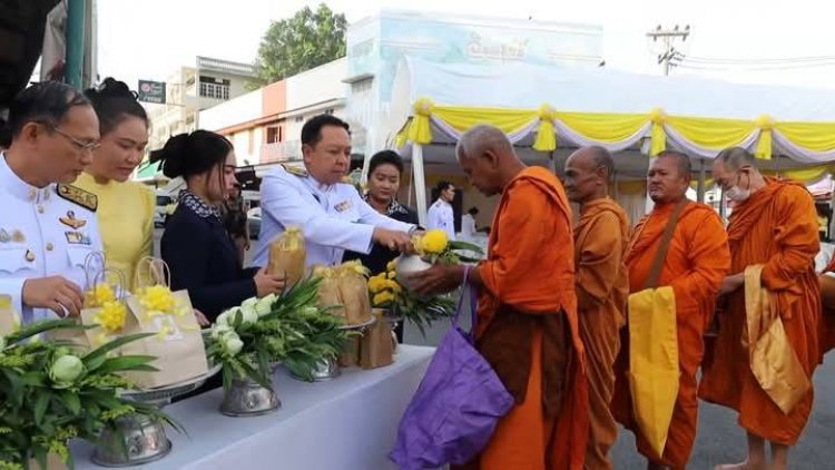 พสกนิกรทุกหมู่เหล่าชาวอุทัยธานีพร้อมใจทำบุญตักบาตรถวายเป็นพระราชกุศล