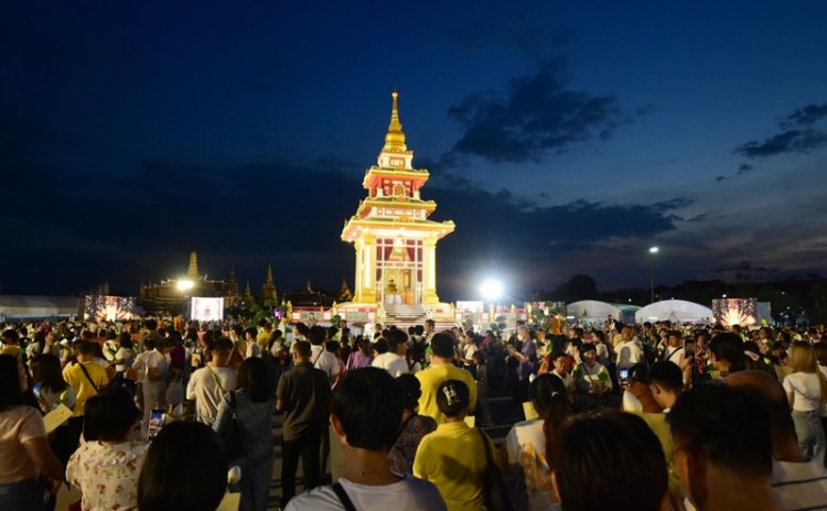 หลั่งไหลสักการะ "พระเขี้ยวแก้ว"ล้นหลามแน่นมณฑลพิธีท้องสนามหลวง