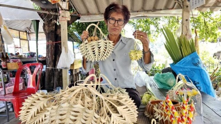 ยายวัย 72 สู้ชีวิตด้วยแรงกาย สร้างมูลค่าจากยอดตาลสู่ชะลอมขาย