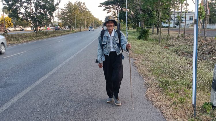 คุณตาวัย 85 สุดแกร่งเดินเท้าเปล่าจากโคราชกลับชลบุรี