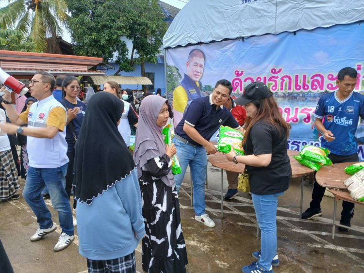คนร้อยเอ็ดห่วงใยชาวใต้ขนข้าวสาร 15 ตันซับน้ำตาเหยื่อน้ำท่วมนราธิวาส