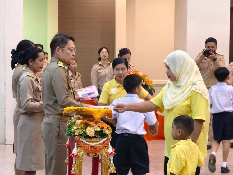 กระบี่มอบทุนการศึกษามูลนิธิคุณพุ่ม 101 ทุน รวมเป็นเงิน 505,000 บาท