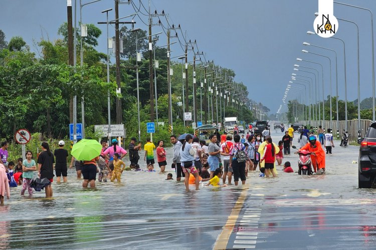 ฝนตกหนัก น้ำป่าทะลักท่วมเมืองนครศรีธรรมราชแล้ว รถเล็กผ่านไม่ได้
