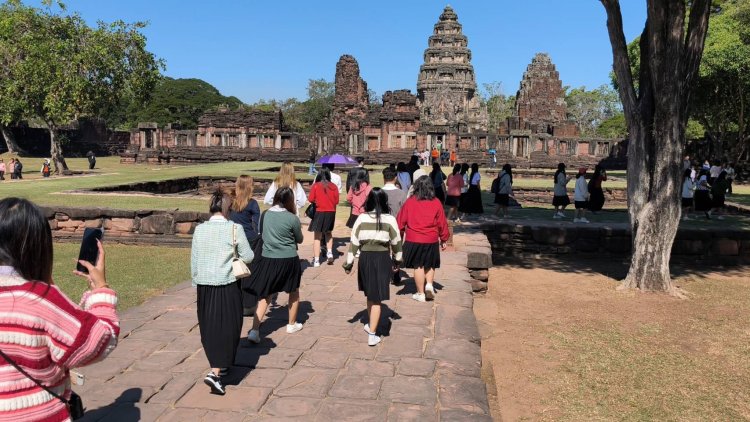 นักท่องเที่ยวไทยและต่างชาติแห่เที่ยวปราสาทหินพิมายสัมผัสลมหนาวคึกคัก