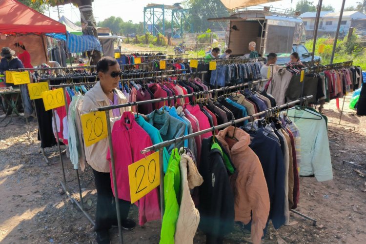 โคราชอากาศเย็นลงต่อเนื่อง แห่ซื้อเสื้อกันหนาวมือสอง ผู้ค้ายิ้มยอดพุ่ง