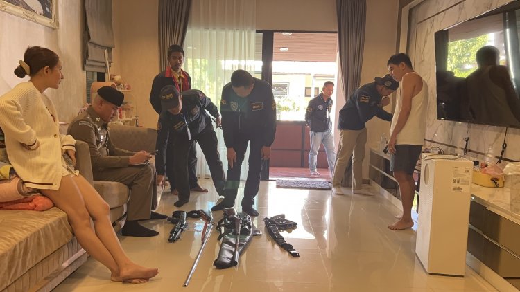 ตำรวจบุกทลายคลังแสงกลางหมู่บ้านหรูย่านปทุมฯยึดของกลางเพียบ