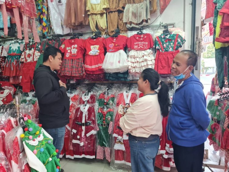 ชุดคริสต์มาสเทรนด์เขียวแดงมาแรงดันยอดขายร้านเสื้อผ้าโคราชคึกคัก