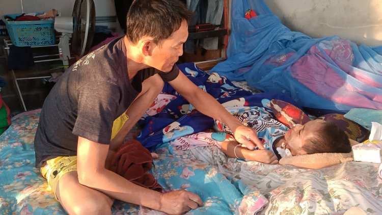 แห่ชื่นชม!คุณพ่อเลี้ยงเดี่ยวดูแลลูกชายป่วยติดเตียงถูกกระบะเฉี่ยวชนรถจักรยานยนต์