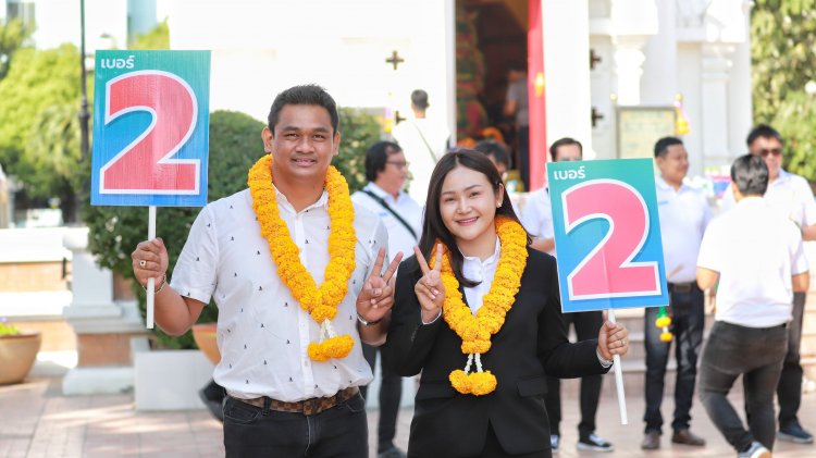 “หนูวรรณ”ลูกสาวลุงชาญใจดีถือฤกษ์วันสุดท้ายลงสมัคร ส.อบจ.ปทุมธานี สามโคกเขต2