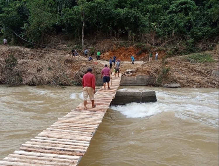ฝนถล่มนบพิตำสะพานไม้ชั่วคราวเพิ่งสร้างเสร็จ 6 วันหายไปกับสายน้ำเชี่ยว