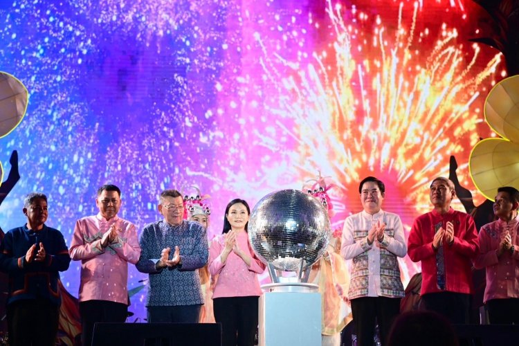 เปิดงานมหกรรมการเกษตรและท่องเที่ยวถนนสายดอกไม้งามริมกว๊านพะเยา