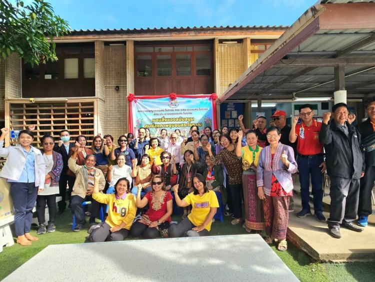 ชาวชุมชนสระโบราณ สุรินทร์ มอบสิ่งของโต๊ะหินอ่อนฯสนับสนุนให้ศูนย์สุขภาพชุมชน