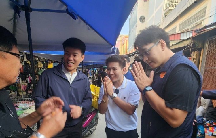 "เท้ง" ควง"ไอซ์- นนท์- ปอนด์"ลงพื้นที่ตลาดสดแม่สอด สวัสดีปีใหม่ 2568