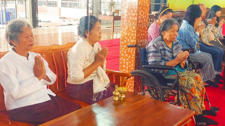 "คุณย่าแก้วตา วันทนียกุล"บริจาคเงินทำบุญเป็นค่าน้ำค่าไฟ 20,000บาท ให้วัดพระอารามหลวง เพื่อรับขวัญปีใหม่