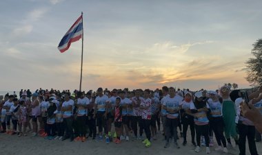 ชาวนราธิวาสแห่สัมผัสแสงแรกแห่งปีบนชายหาดเกาะยาว-ตากใบ